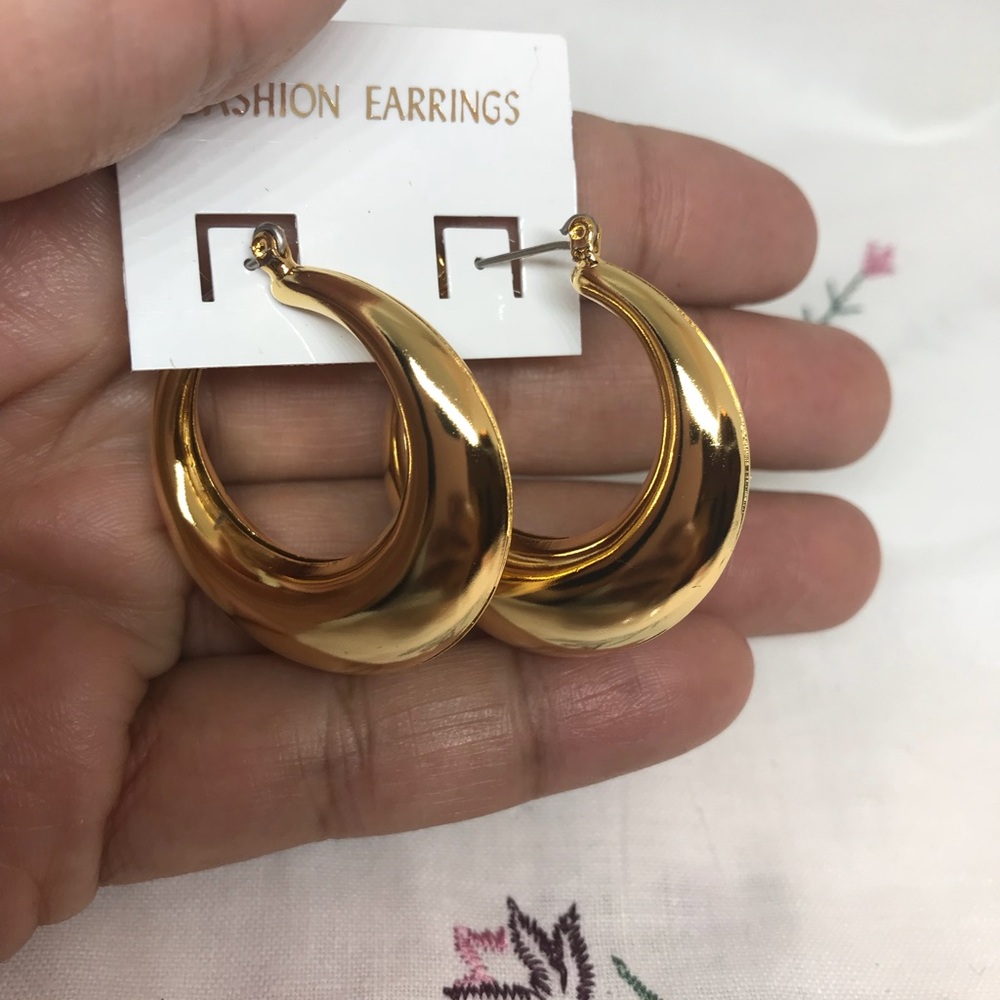 Round gold earrings